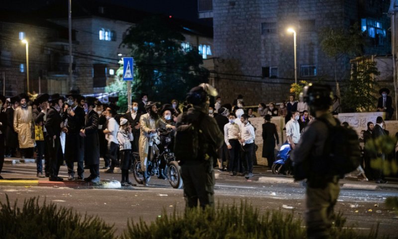 ארבעה שוטרים נפצעו בעימותים במודיעין עלית