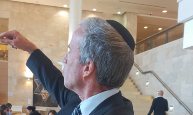 צפו: ח"כ שטרן מסביר למה החליף כיפה ומה היא מסמלת