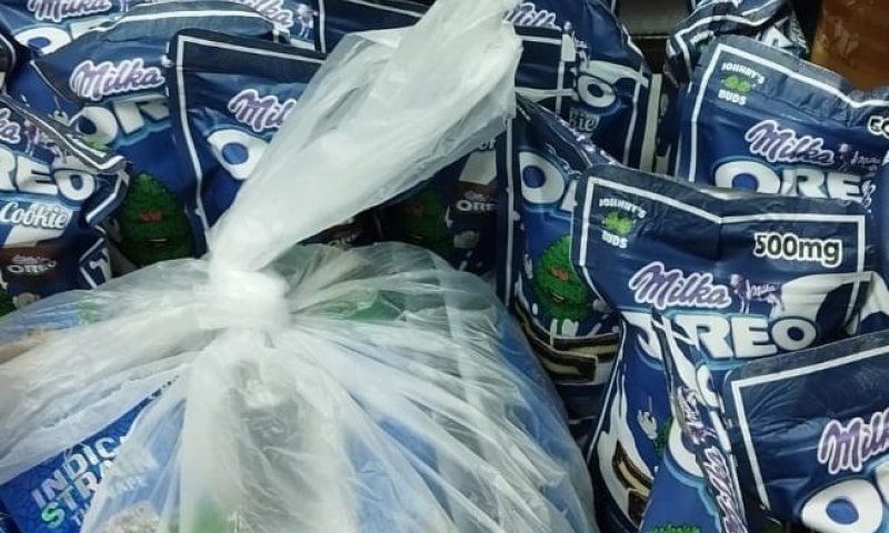 בתוך דובוני גומי ועוגיות אוראו: השלל שנתפס במחסן בפתח תקווה