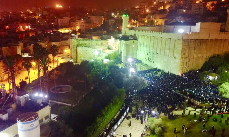 תיעוד:אלפים התפללו הלילה בקבר יוסף ובמערת המכפלה