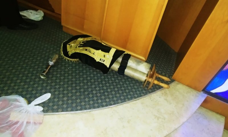 זעזוע: בית הכנסת נפרץ; ספר תורה הושלך על הרצפה