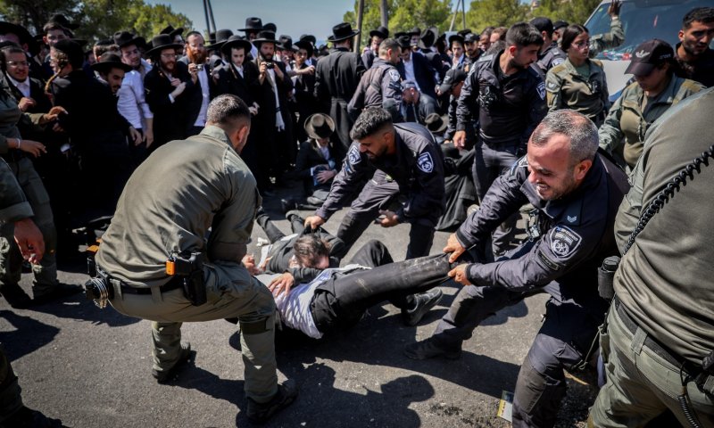 מאות חרדים מפגינים בלשכת גיוס בטבריה; 12 נעצרו