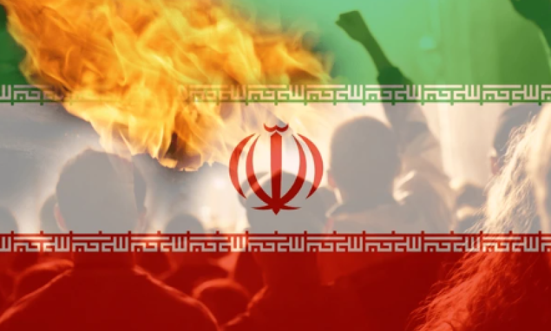 תיעוד קשה: מפגינים באיראן הציתו שוטר עם בקבוק תבערה