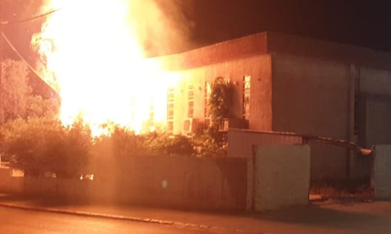 עוד לילה של פרעות בלוד: בית כנסת עולה באש