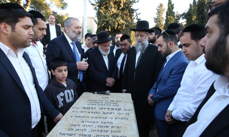 תפילה בקבר הרב עובדיה: "ספרדי צריך להצביע ש"ס"