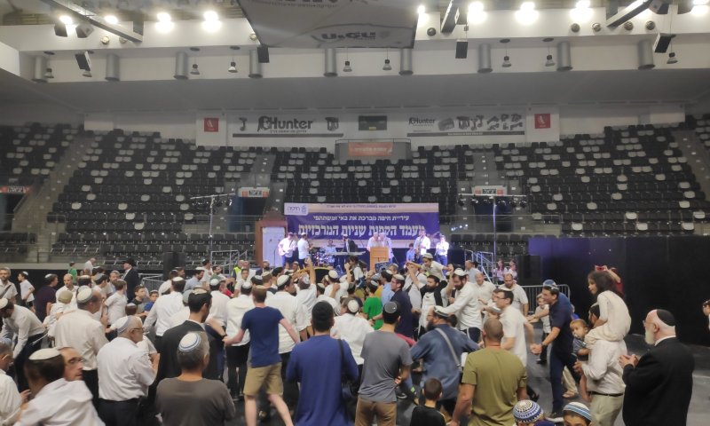 רוקדים על הפרקט: הקפות שניות בהיכל הספורט בחיפה