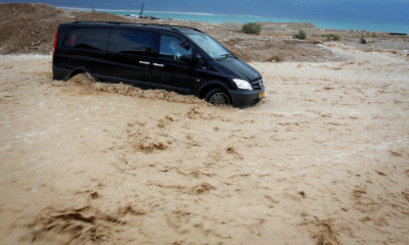 נזקי הגשם: פצוע קשה מקריסת חומה באופקים