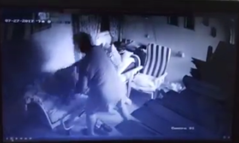 קשה לצפיה &bull; צפו: חשד להתעללות בניצולת שואה