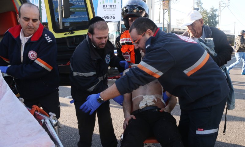 הלוחם נדקר בצווארו והספיק לירות על המחבל