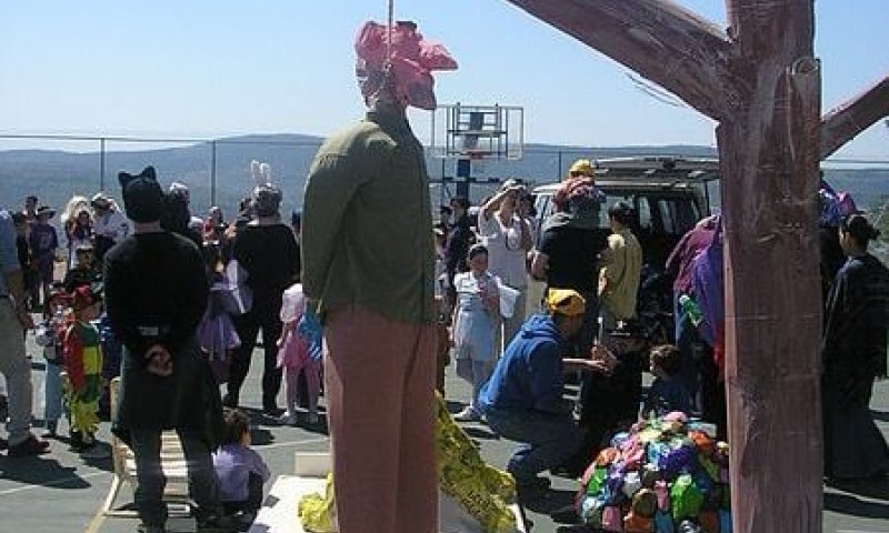 מנהג התוניסאים: תולים את המן ואחר כך שורפים אותו