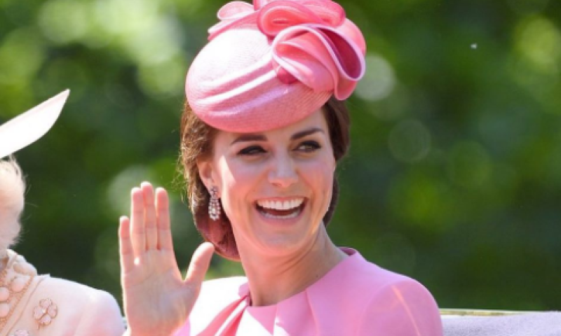 הממלכה לובשת חג: קייט מידלטון בהריון שלישי