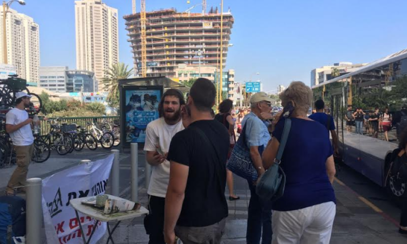 בעקבות הסקר: 'אחים לנשק' פשטו על הצמתים