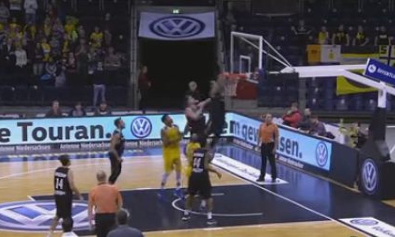 לא רק בכדורגל: שחקן הטביע סל עצמי; צפו