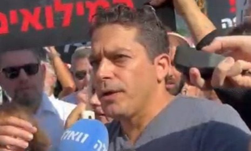 מפגינים נגד הממשלה תובעים מפקד בכיר במשטרה