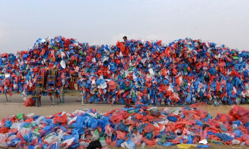 שיא עולם בנפאל: ים המלח ממאה אלף שקיות ניילון