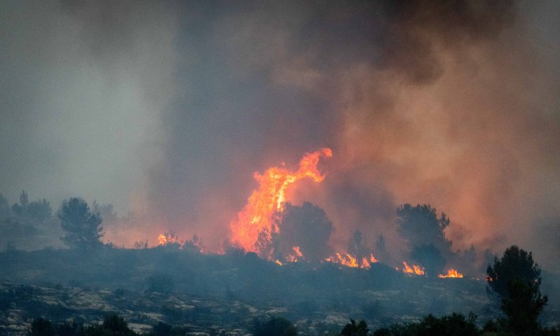 שריפה בירושלים: גן ילדים פונה, 4 מטוסים בדרך