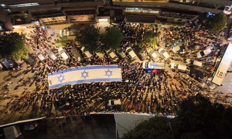 אחרי שעות: שרה נתניהו חולצה מהמספרה בלב ת"א