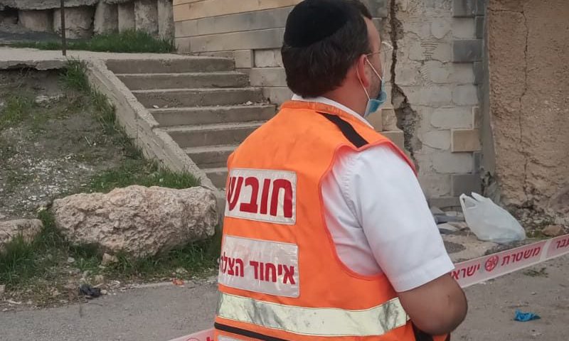 נער נפצע אנוש לאחר שנפל מגדר שקרסה בבית שמש