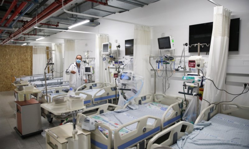 צעיר בשנות ה-20 לחייו מונשם ומורדם