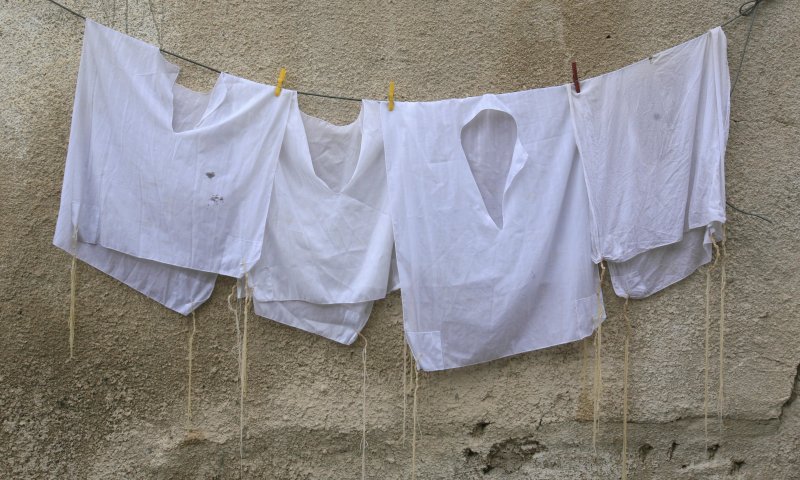 לפי ההלכה, מה עדיף &ndash; ציציות בחוץ או בפנים?