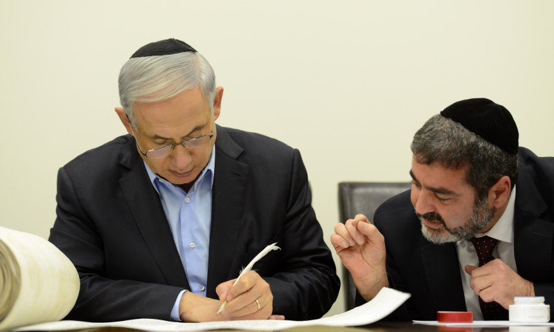 נתניהו כתב אות בספר התורה לזכר נרצחי פריז