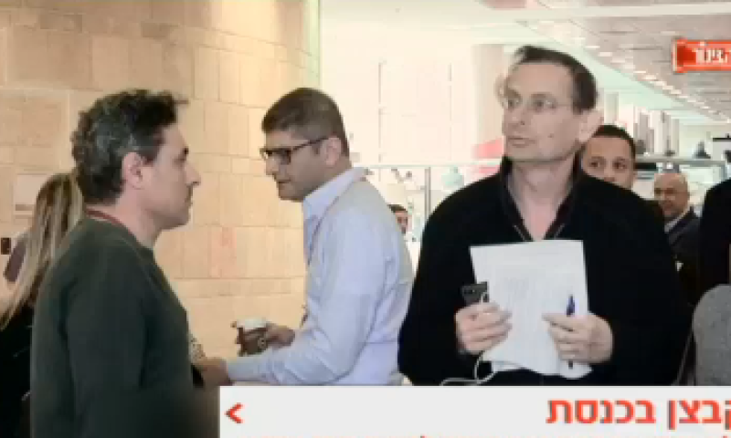 צפו: כך הגיבו חברי כנסת ל"קבצן" שביקש צדקה