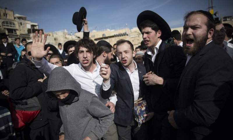 חרדים קיצונים התעמתו עם ערבים בכותל; 1 נפצע קל