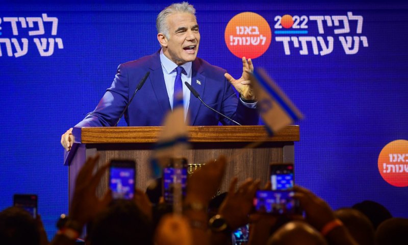 דיווח: עובדי מדינה סייעו לקמפיין לפיד