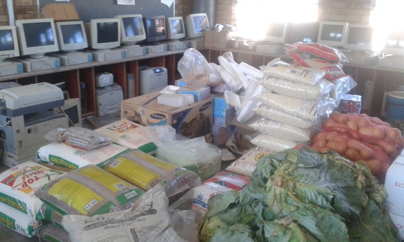 מחשבים ישנים לצד תפוחי אדמה ובננות