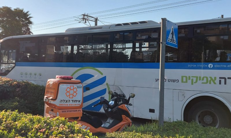 תאונה קשה ביבנה: הולכת רגל נהרגה מפגיעת אוטובוס