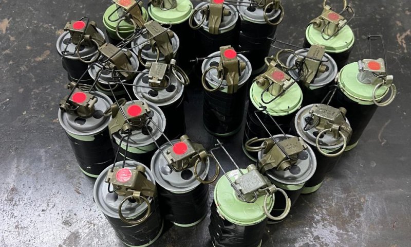 צלם מועדון הכדורגל הבריח רימוני עשן לבלומפילד