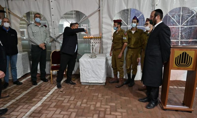 השר ביטון ללוחמים החרדים: "אתם כד השמן"