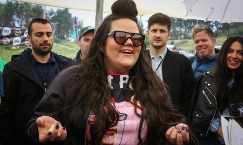 נטע ברזילי במשחק מוזיקלי במגזין ELLE הבינלאומי צפו