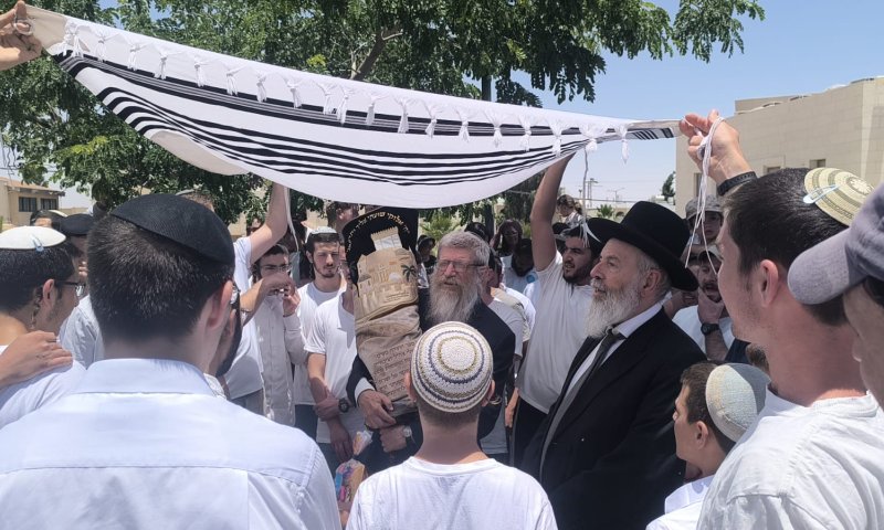 מרגש: ספר תורה הוכנס לביתו של הרב קוסטינר: "כח התורה מנצח"