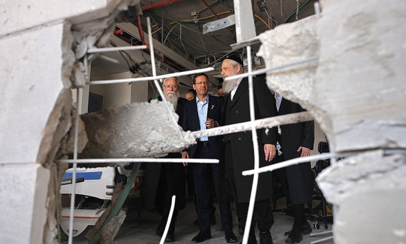 הרצוג בזירת הנפילה בבני ברק: "עם אמונה גדולה אנחנו נתגבר"