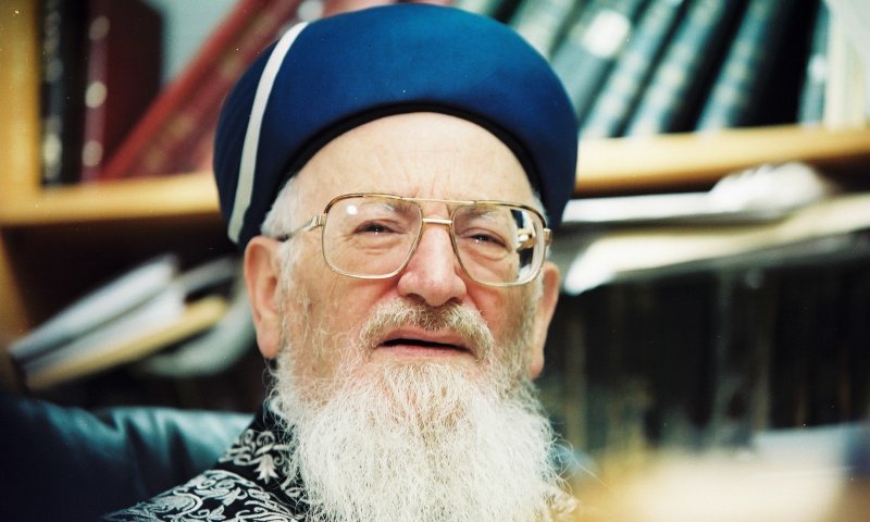 עשור לפטירתו: שני סיפורים מדהימים על הרב אליהו