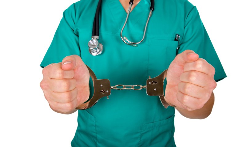 מנהל מחלקה בבי"ח חשוד בעשרות עבירות מין ואונס