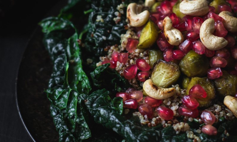 לכבוד שבת: סלט קייל רימון וקשיו חגיגי