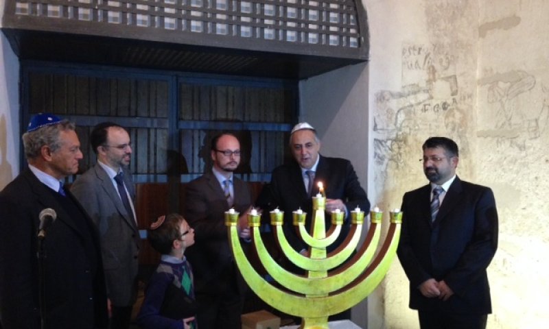 הנקמה: הדלקת נרות מול כלא האינקוויזיציה