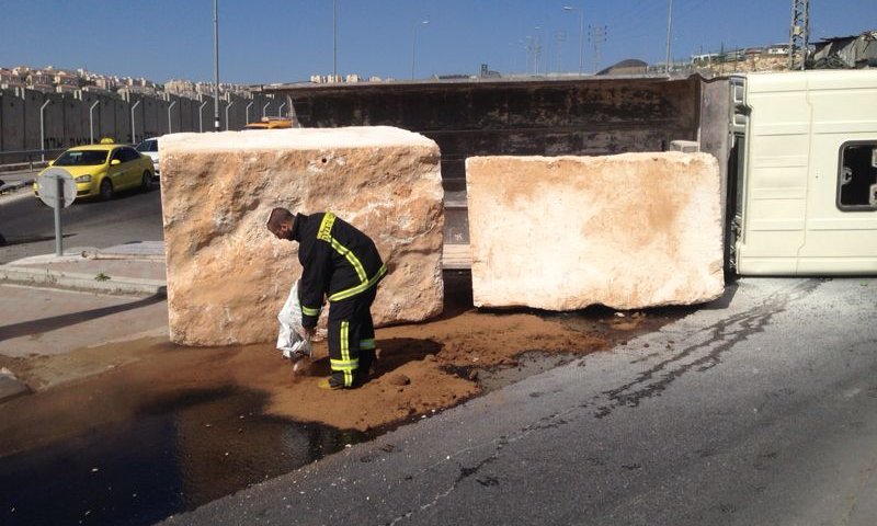 צפו: חילוץ המשאית ההפוכה בחיזמה
