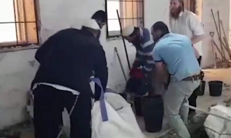 בחסות החשכה &bull; צפו: שיפוץ חשאי בקבר יוסף