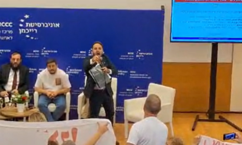 מוחים פוצצו את הנאום של פינדרוס; המנחה השתולל