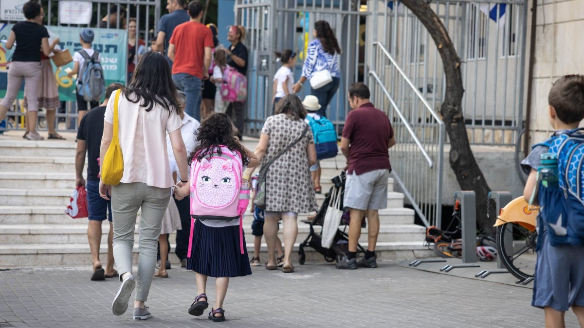 טרור הפרוטקשן עולה מדרגה: בקבוק דלק נתלה על שער בית ספר – סרוגים