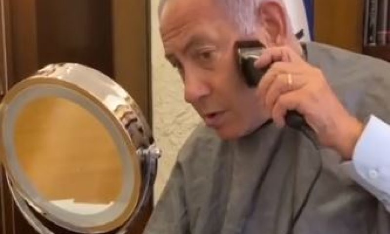 אמיתי או לא? צפו: נתניהו מסתפר לבד במשרדו