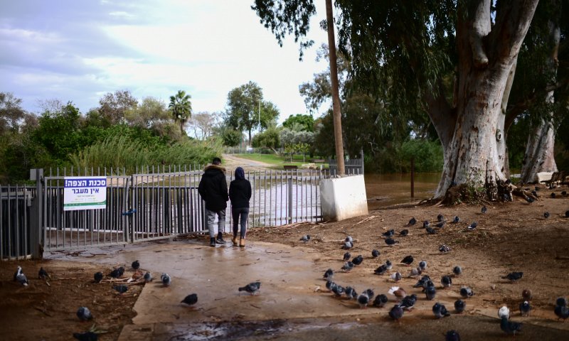 עגלת תינוק נפלה לאגם בפארק הירקון