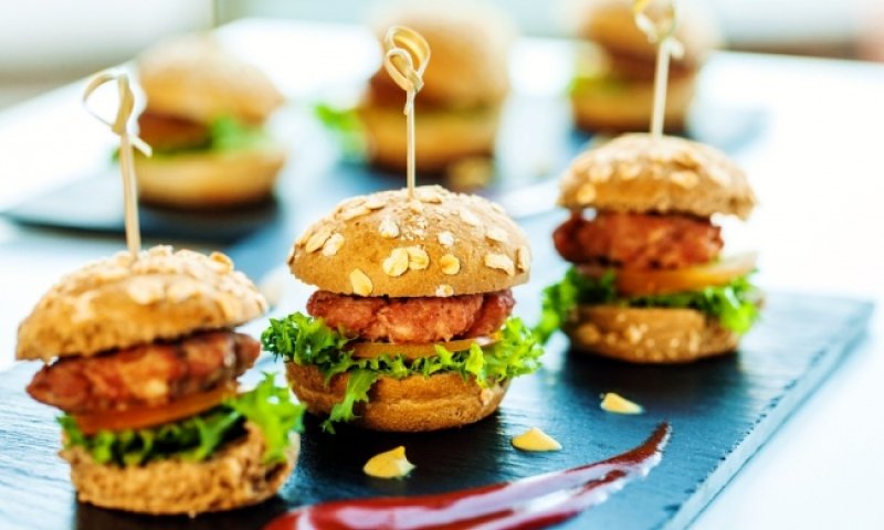 מהיר וטעים: מתכון למיני המבורגר פיקנטי שכיף להכין