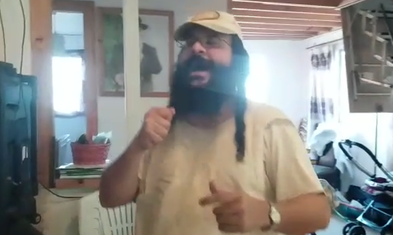 קורע לב: כשהרב רזיאל שבח שר ורקד עם ילדיו. צפו