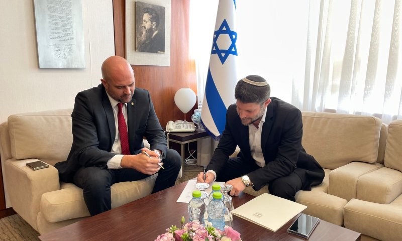 צבי סוכות בדרך: בצלאל סמוטריץ' התפטר מהכנסת