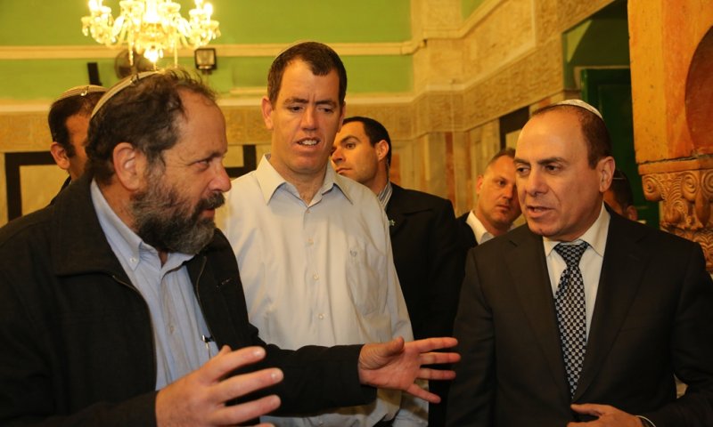 השר שלום במערת המכפלה: "צריך להראות לעולם מי היה פה קודם"
