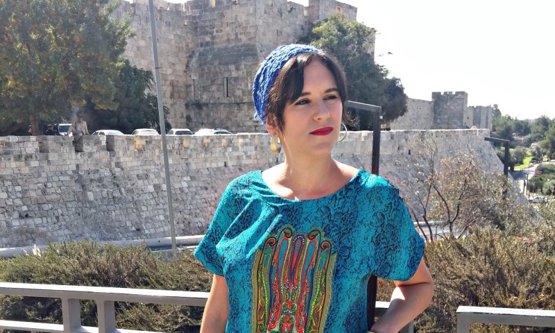 "נולדה מחדש" &ndash; אמילי עמרוסי משיבה למבקרים